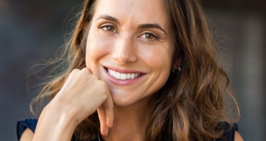 smiling-mature-woman-picture-id825083310